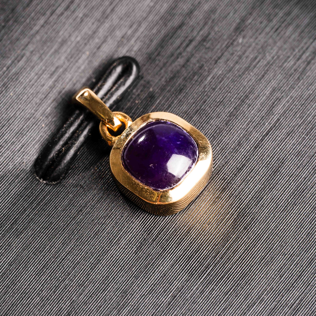Sugilite - Pendant in Gold