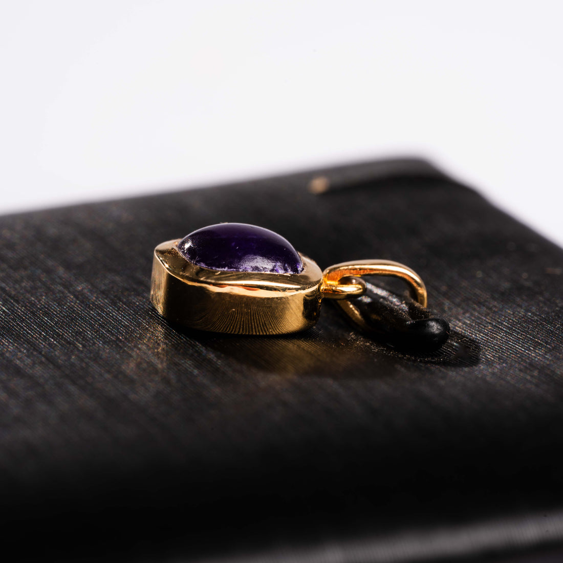 Sugilite - Pendant in Gold